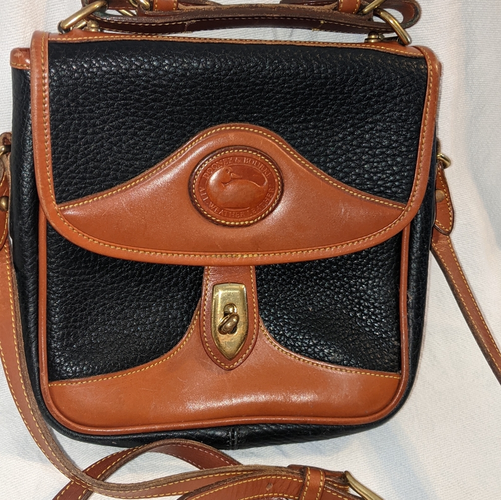 BEAUTIFUL VINTAGE DOONEY AND BOURKE ALL WEATHER LEATHER CROSS BODY BAG!